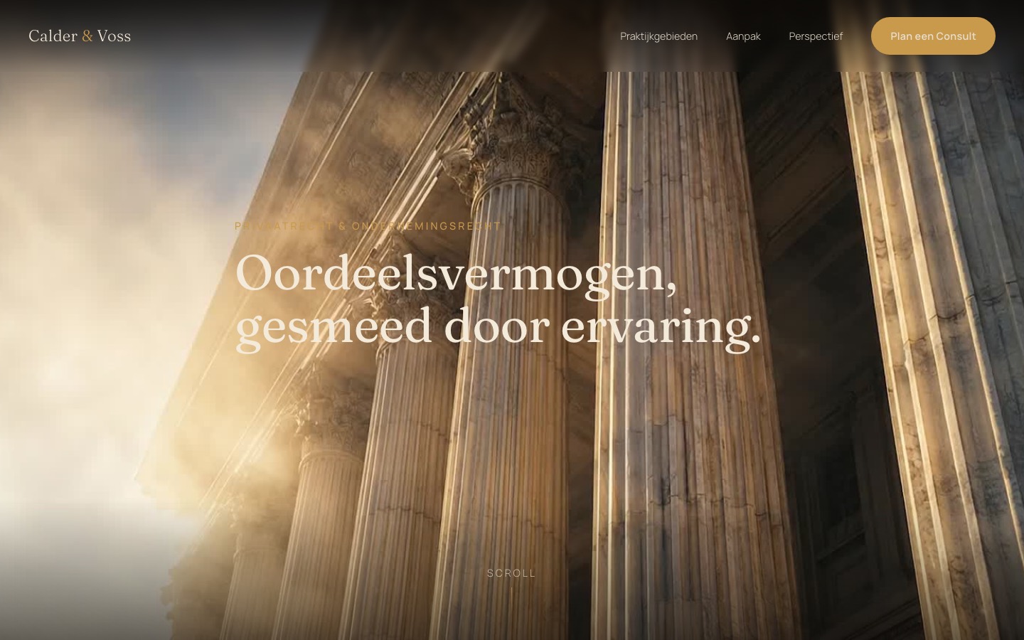 Calder & Voss — zuilen in ochtendlicht als hero van het advocatenkantoor