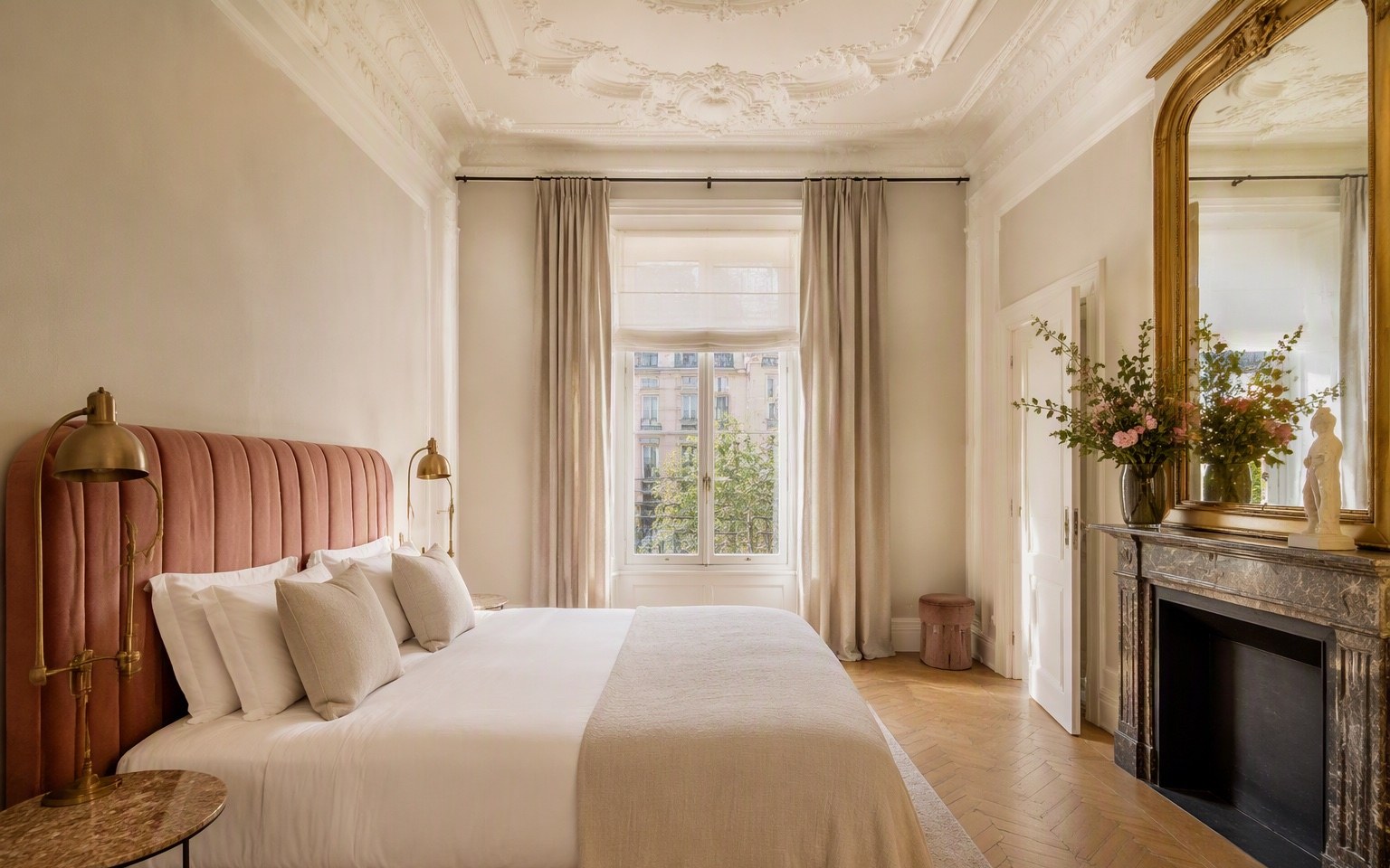 Fleurie Kamer met oudroze fluwelen bed