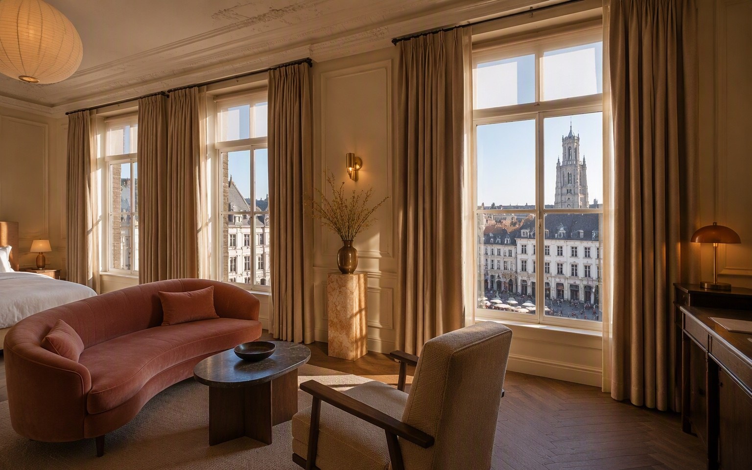 Salon Suite met zithoek en kroonluchter