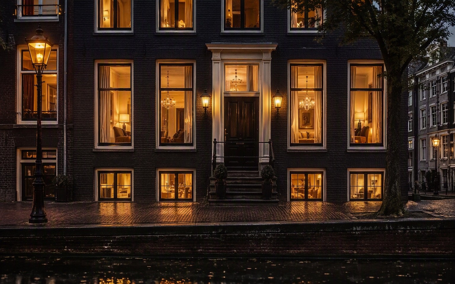 Gevel in avondblauw met verlichte suites