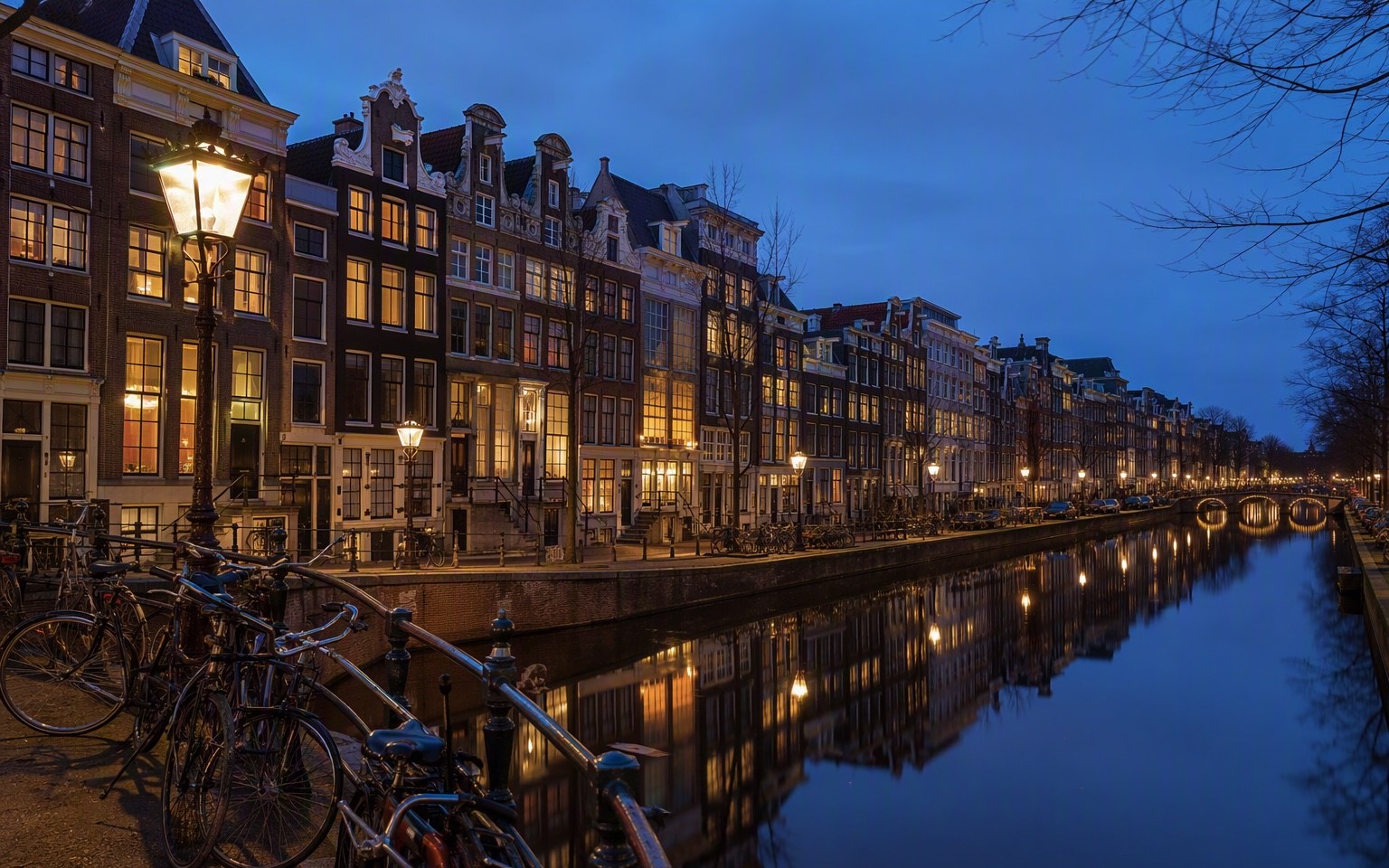 Herengracht bij avond met grachtenpanden en stilstaand water