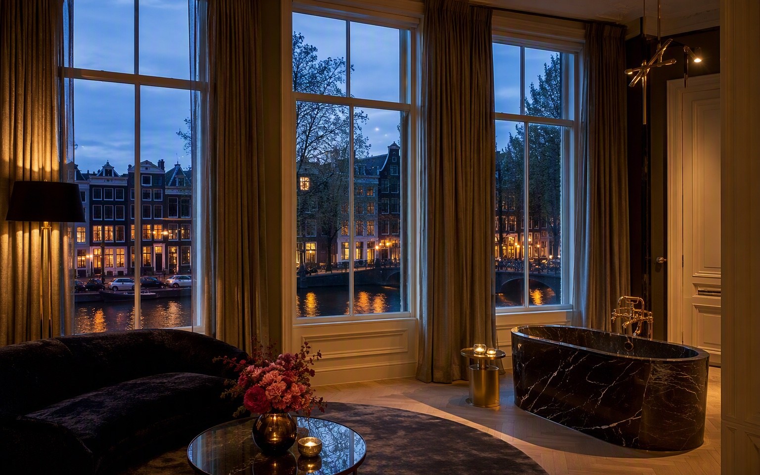 Canal Suite met hoge ramen op de Herengracht