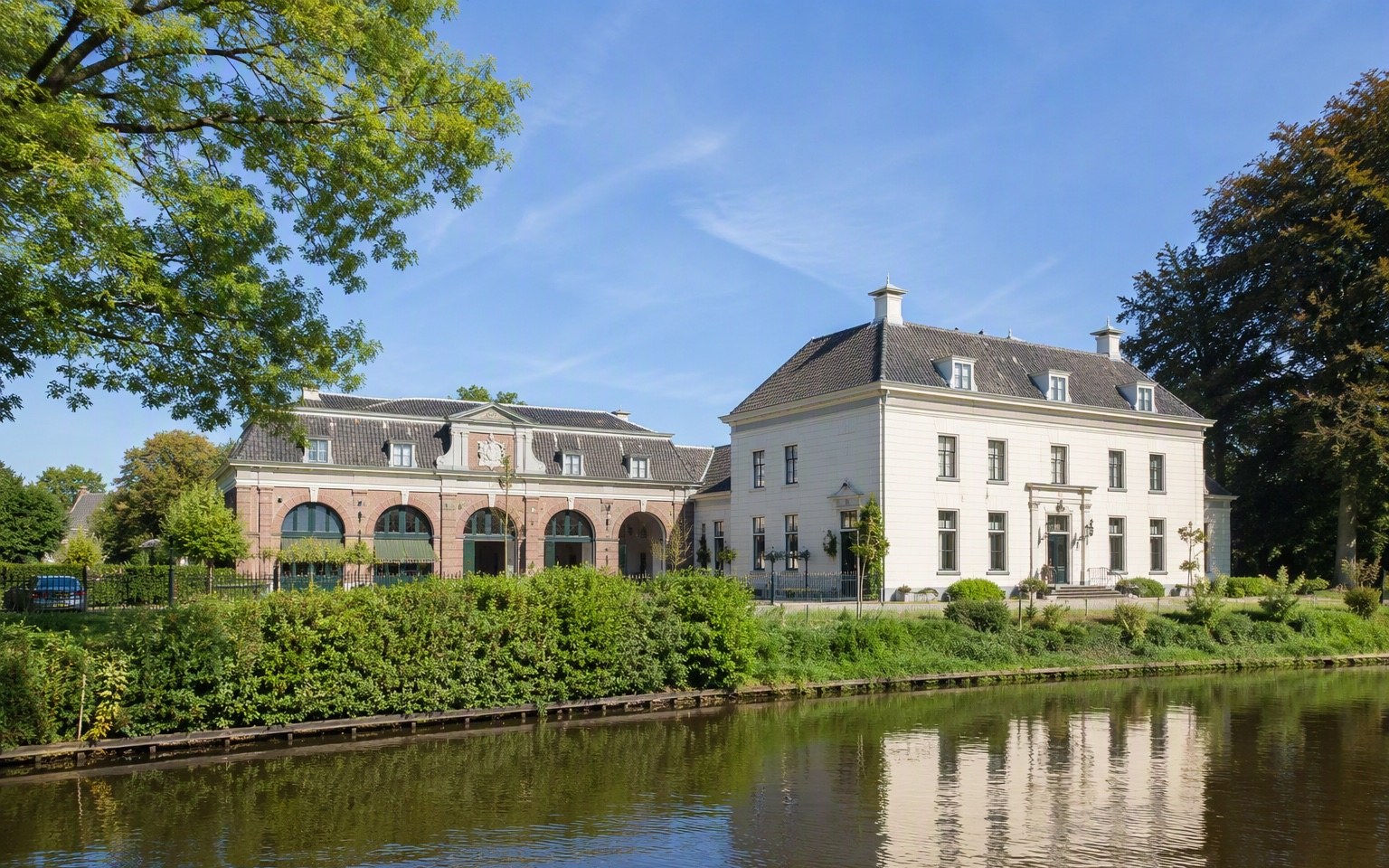Buitenplaats met koetshuis aan de Vecht — Vechtstraat 44, Breukelen