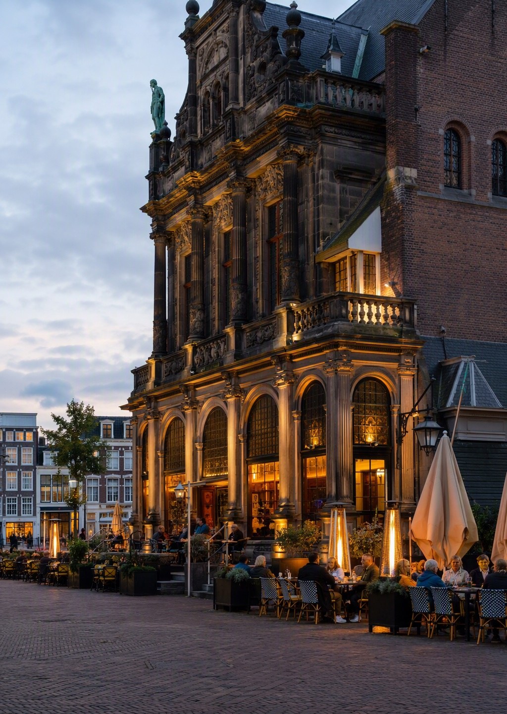 Gevel van Grand Café Statie in de schemer