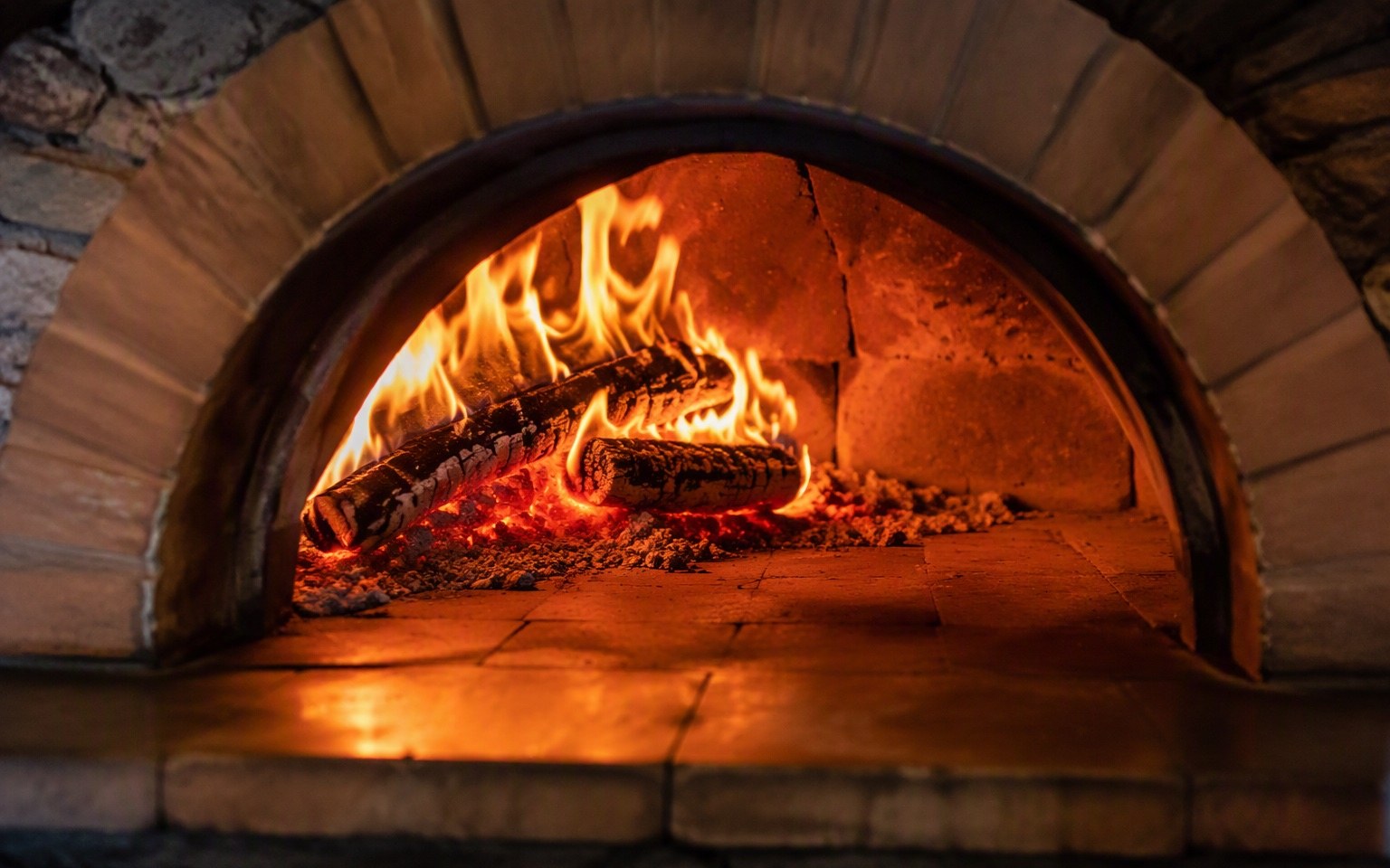 De houtoven van Fornello in volle gloed